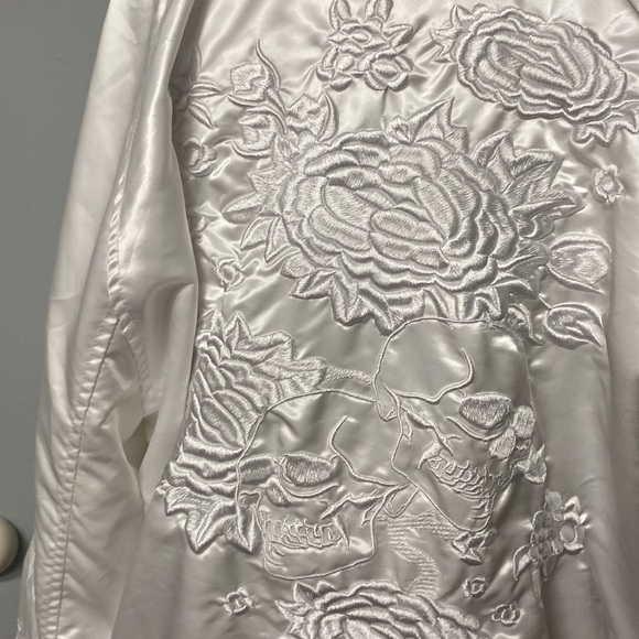 GUESS LOS ANGELES WHITE SATIN EMBROIDERED SKULL AND ROSES POM FULL ZIP JACKET - Picture 4 of 13